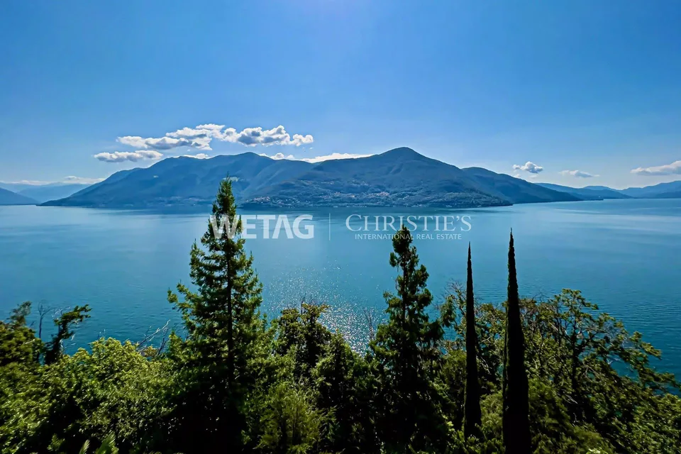 Villa with secondary residence in Mediterranean style with panoramic view of Lake Maggiore in Brissago for sale