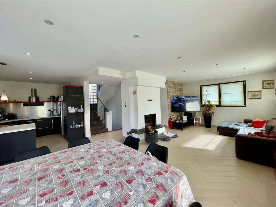 Splendida villa unifamiliare con piscina in zona residenziale a Genest