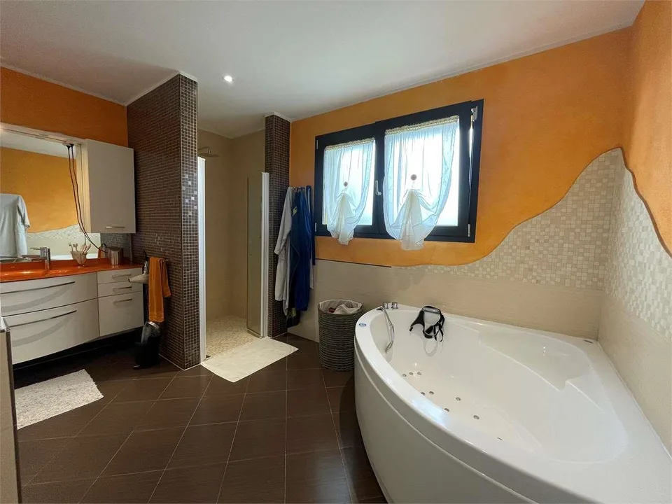 Splendida villa unifamiliare con piscina in zona residenziale a Genest – foto 10 di 12