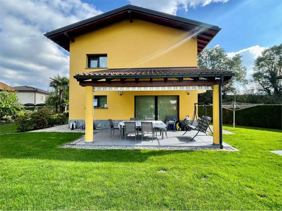 Splendida villa unifamiliare con piscina in zona residenziale a Genest