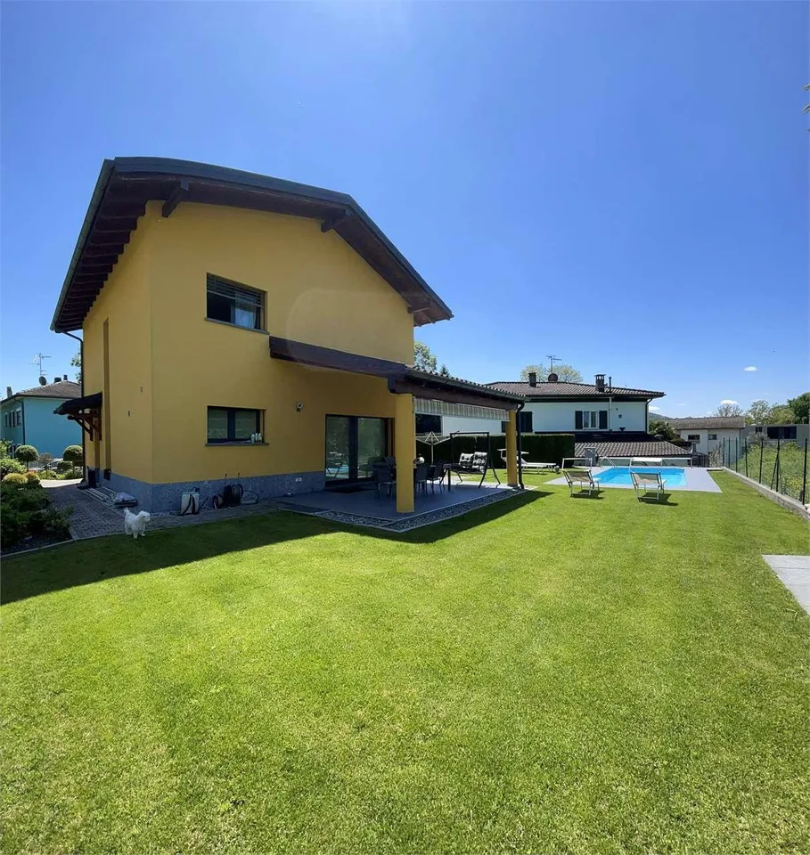 Splendida villa unifamiliare con piscina in zona residenziale a Genest