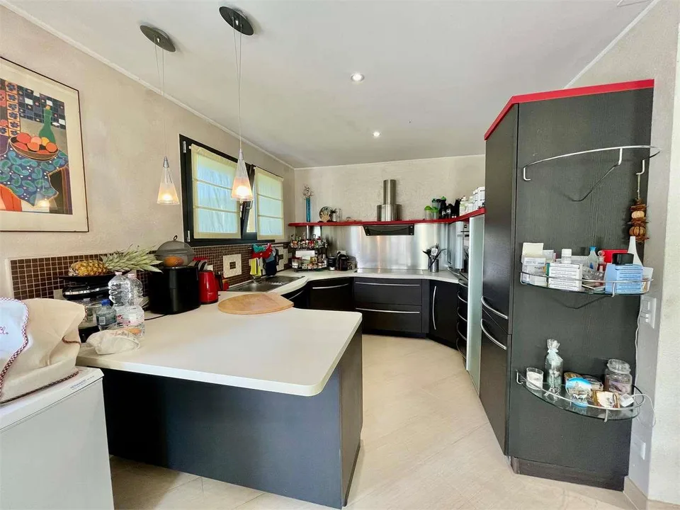Splendida villa unifamiliare con piscina in zona residenziale a Genest – foto 6 di 12