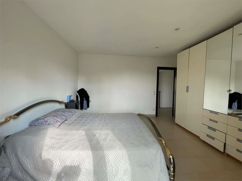 Splendida villa unifamiliare con piscina in zona residenziale a Genest – foto 8 di 12