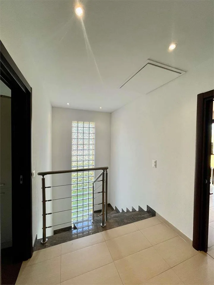 Splendida villa unifamiliare con piscina in zona residenziale a Genest – foto 9 di 12
