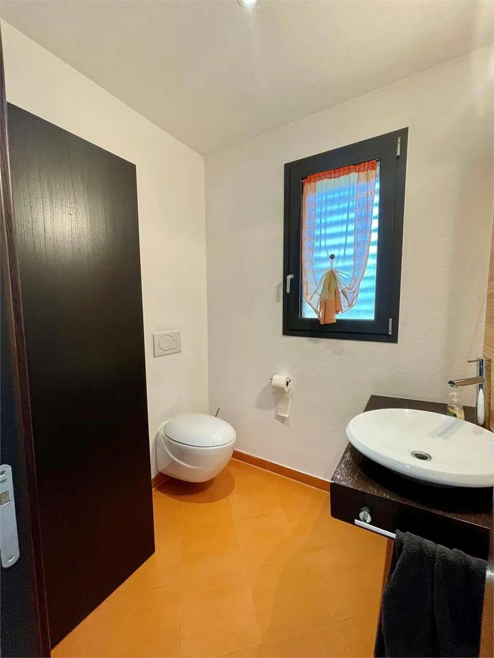 Splendida villa unifamiliare con piscina in zona residenziale a Genest – foto 11 di 12
