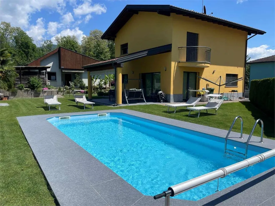 Splendida villa unifamiliare con piscina in zona residenziale a Genest