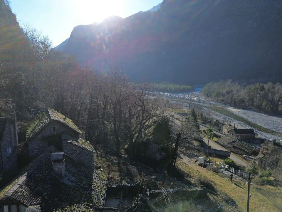 Rustico mit Blick über das Maggiatal – Ein authentisches Tessiner Refugium mit großem Potenzial – Foto 9 von 12