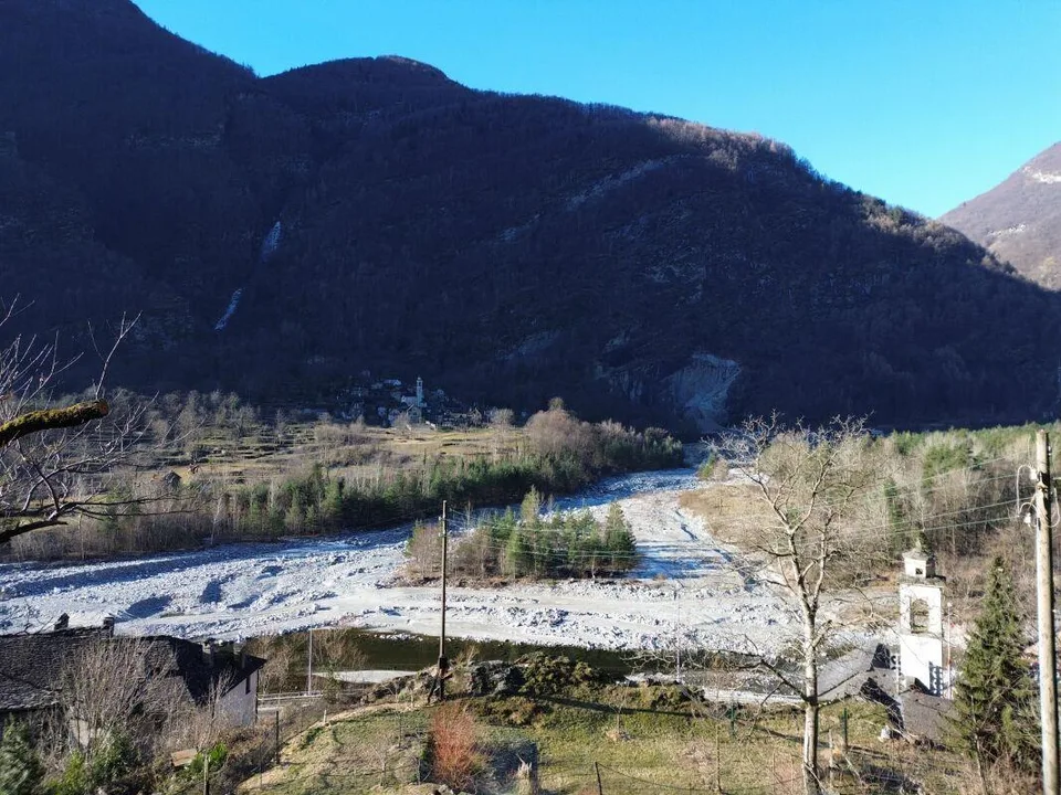 Rustico mit Blick über das Maggiatal – Ein authentisches Tessiner Refugium mit großem Potenzial – Foto 11 von 12