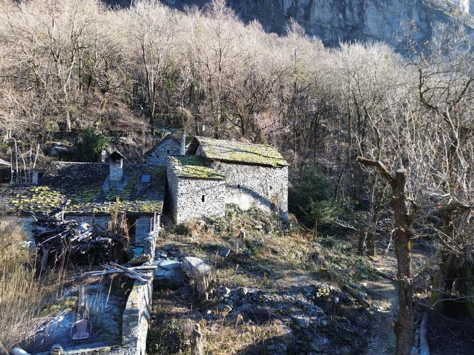 Rustique avec vue sur le Maggiatal – Un refuge authentique du Tessin avec un grand potentiel