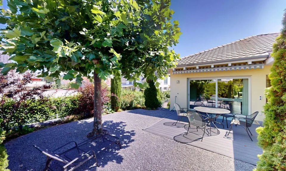 Casa unifamiliare elegante con giardino e carport per camper