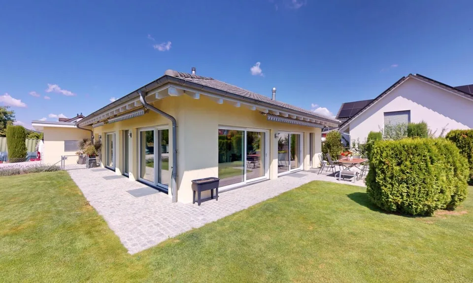 Casa unifamiliare elegante con giardino e carport per camper