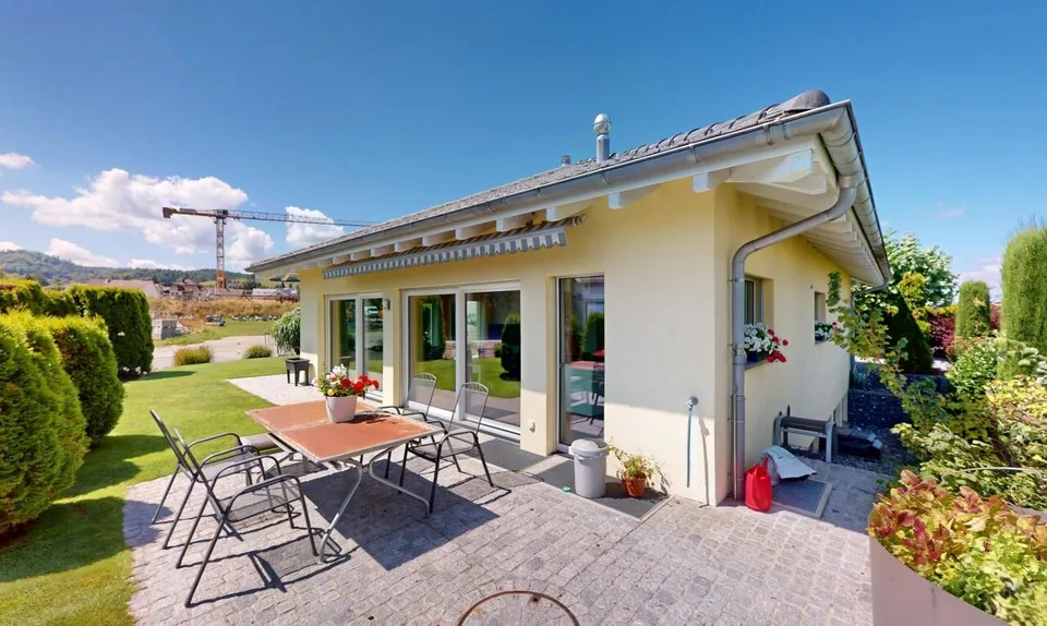 Casa unifamiliare elegante con giardino e carport per camper