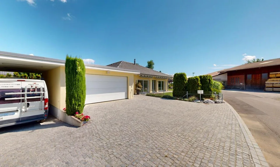 Elegantes Einfamilienhaus mit Garten und Carport für Wohnmobil