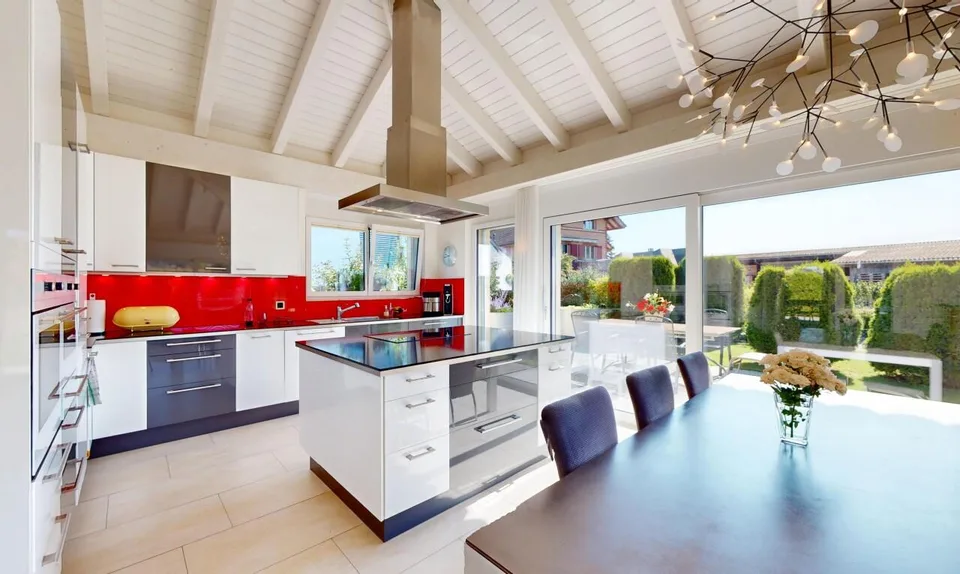 Casa unifamiliare elegante con giardino e carport per camper