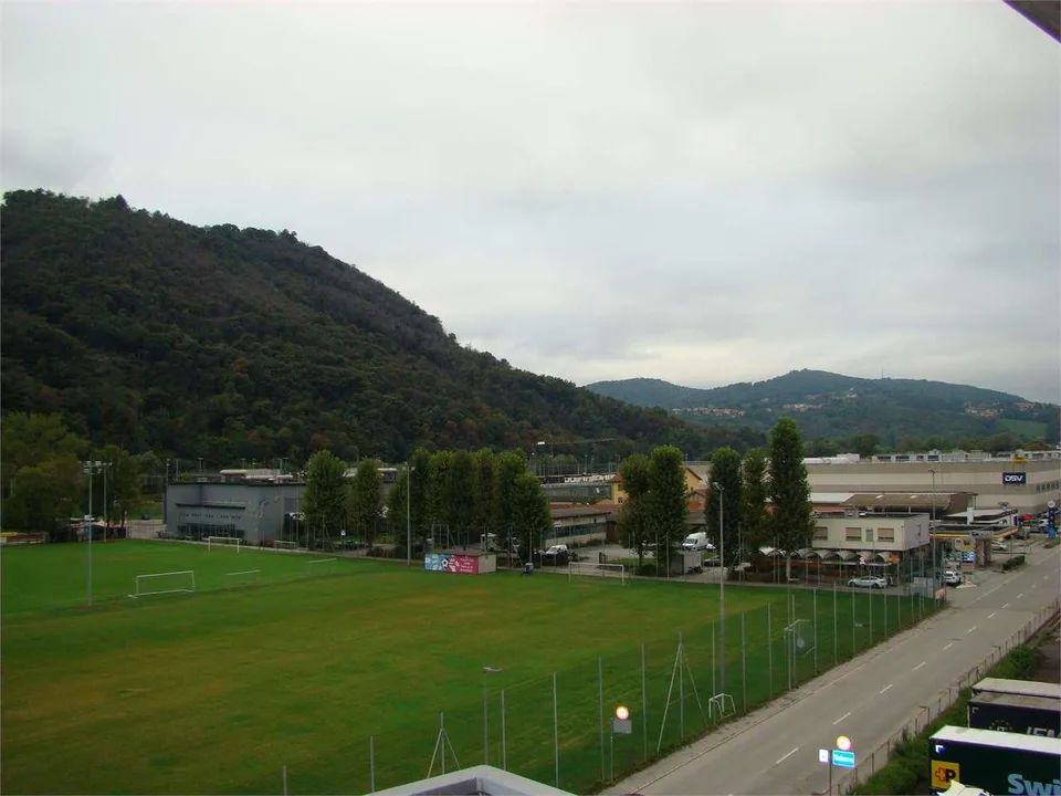 Chiasso ampio e luminoso Attico di 4,5 locali, con vista aperta – Foto 8 von 18