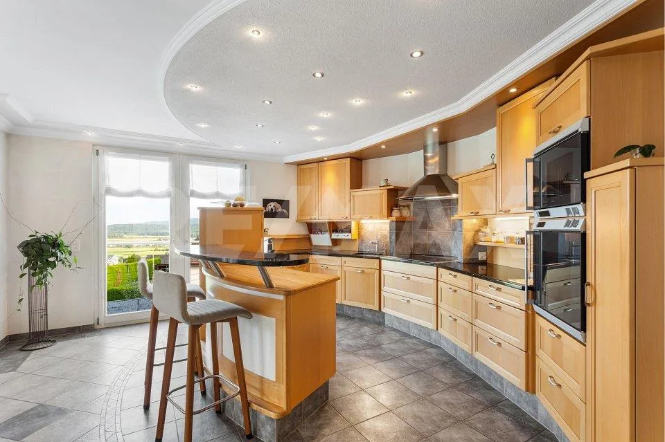 Grande casa familiare con vista panoramica, appartamento e potenziale di sviluppo