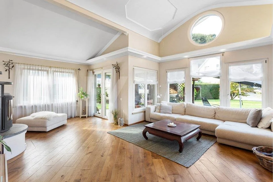 Grande casa familiare con vista panoramica, appartamento e potenziale di sviluppo