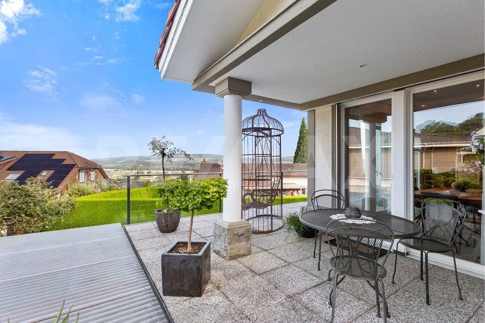 Grande casa familiare con vista panoramica, appartamento e potenziale di sviluppo