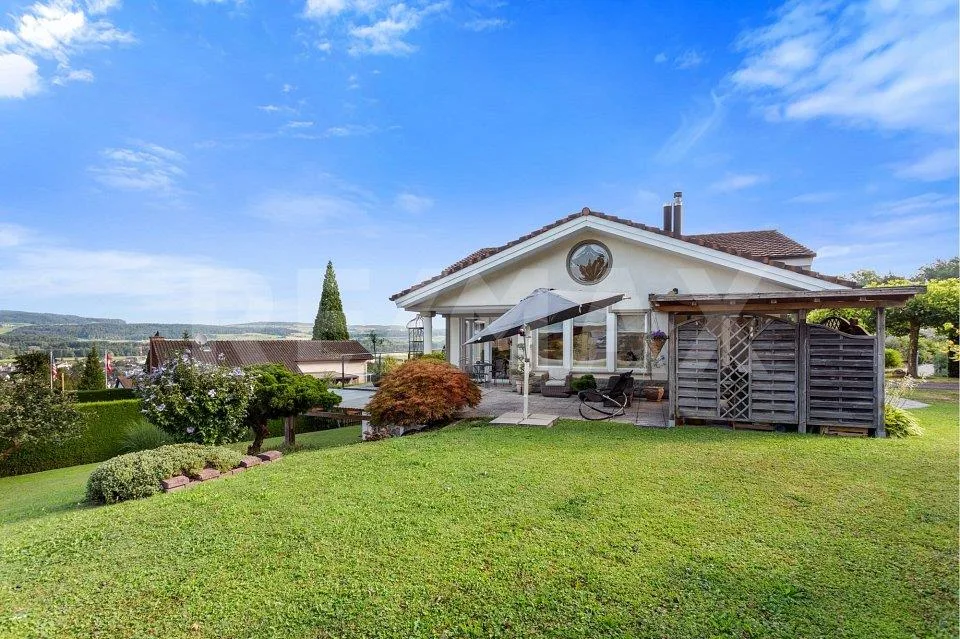Grande casa familiare con vista panoramica, appartamento e potenziale di sviluppo