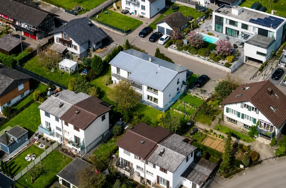 Ampia casa unifamiliare con 8 stanze e appartamento separato e ristrutturazione moderna a Hägendorf