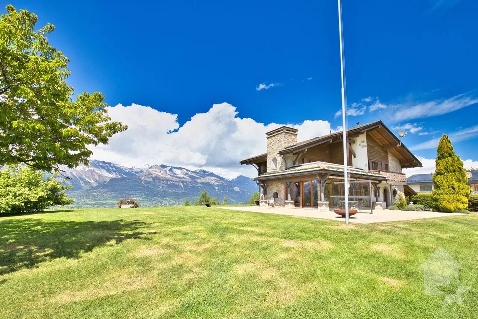 Chalet con 2 appartamenti su un grande lotto, posizione eccezionale!