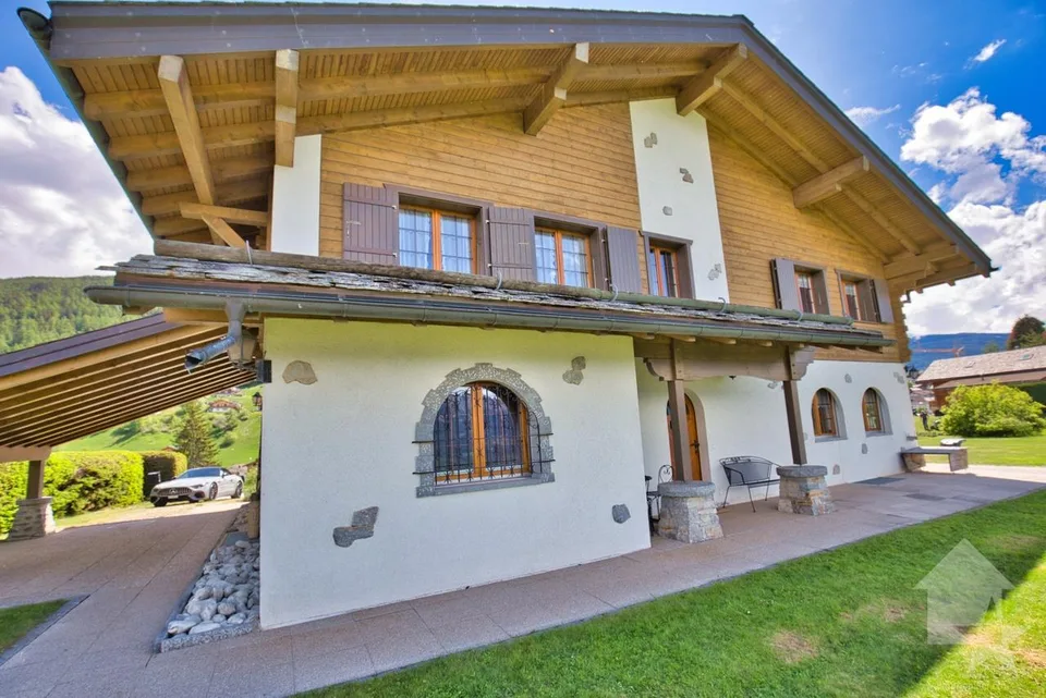 Chalet con 2 appartamenti su un grande lotto, posizione eccezionale!