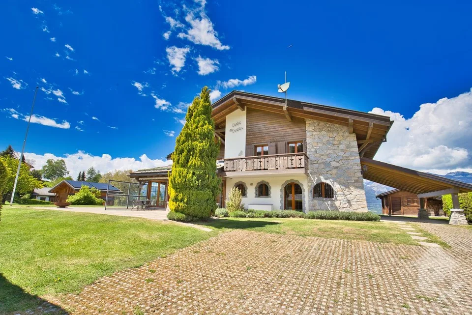 Chalet con 2 appartamenti su un grande lotto, posizione eccezionale!