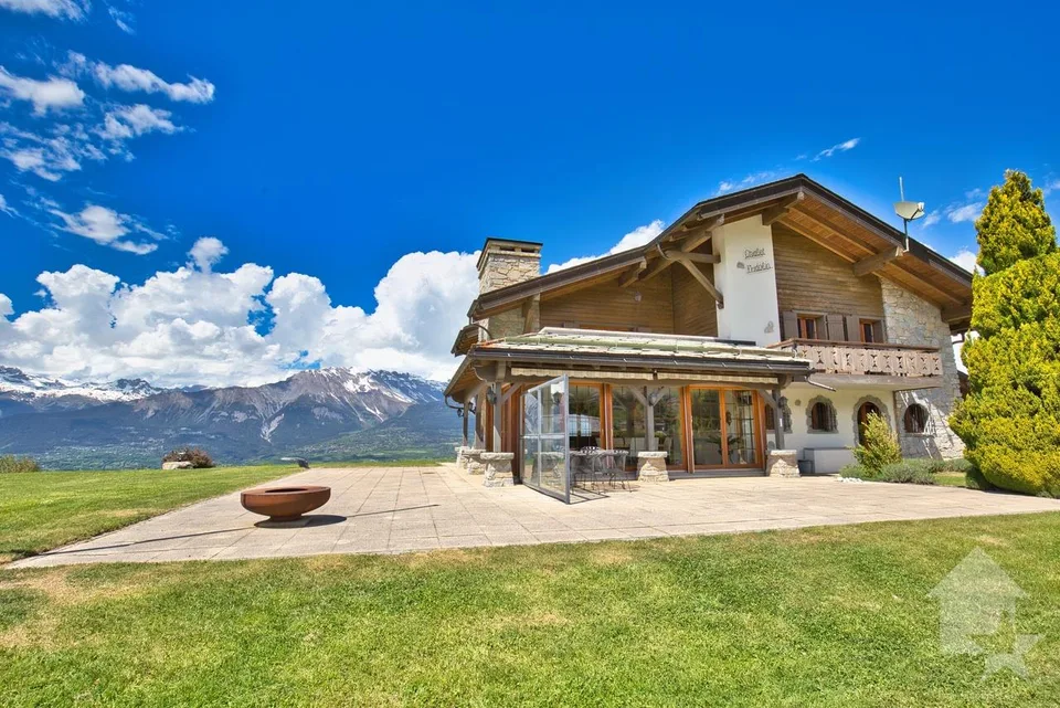 Chalet con 2 appartamenti su un grande lotto, posizione eccezionale!