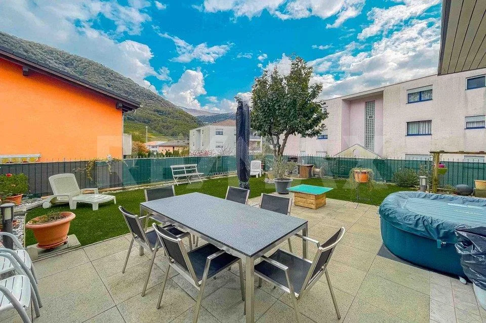 Elegante appartamento di 4½ locali con ampio giardino privato