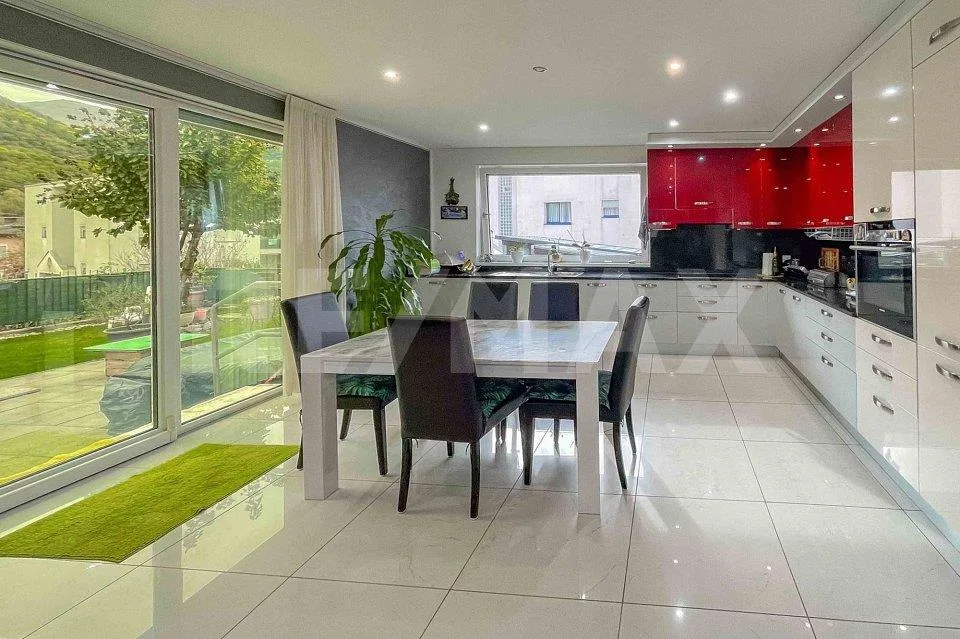 Elegante appartamento di 4½ locali con ampio giardino privato
