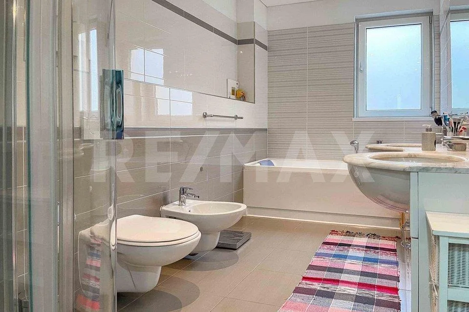 Elegante appartamento di 4½ locali con ampio giardino privato