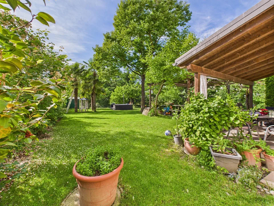 Tranquillità e natura: splendida villetta con grande giardino – foto 26 di 27