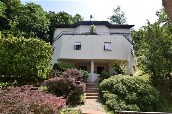 Bissone: Casa bifamiliare 7 locali