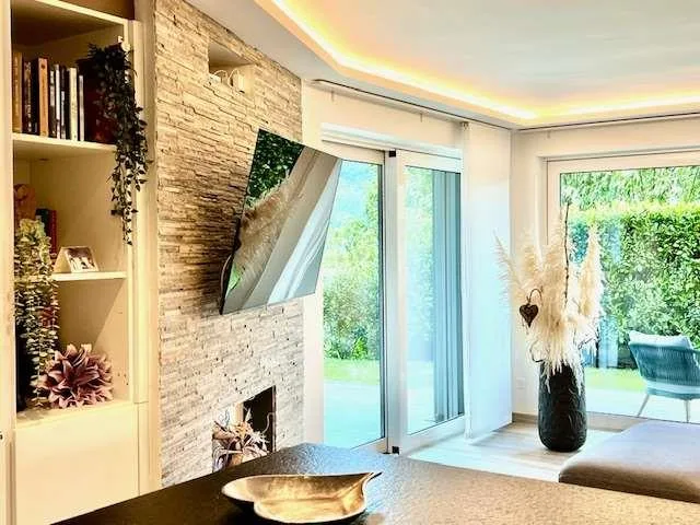 Elegantes Doppelhaus mit Garten