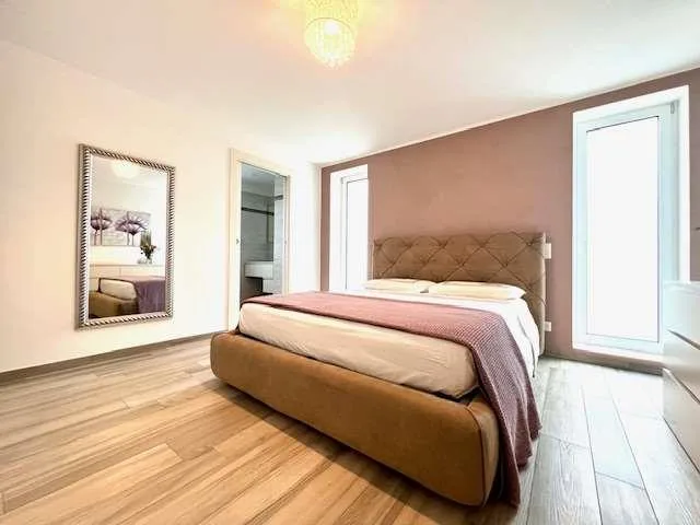 Elegantes Doppelhaus mit Garten – Foto 9 von 13