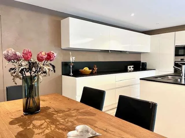 Elegante casa bifamiliare con giardino
