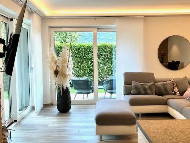 Elegantes Doppelhaus mit Garten