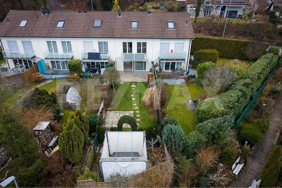 Maison mitoyenne avec paix, espace et retraites sur trois étages