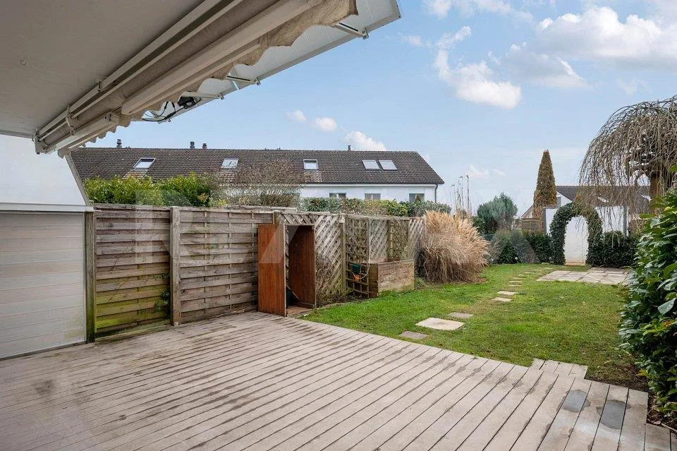 Maison mitoyenne avec paix, espace et retraites sur trois étages