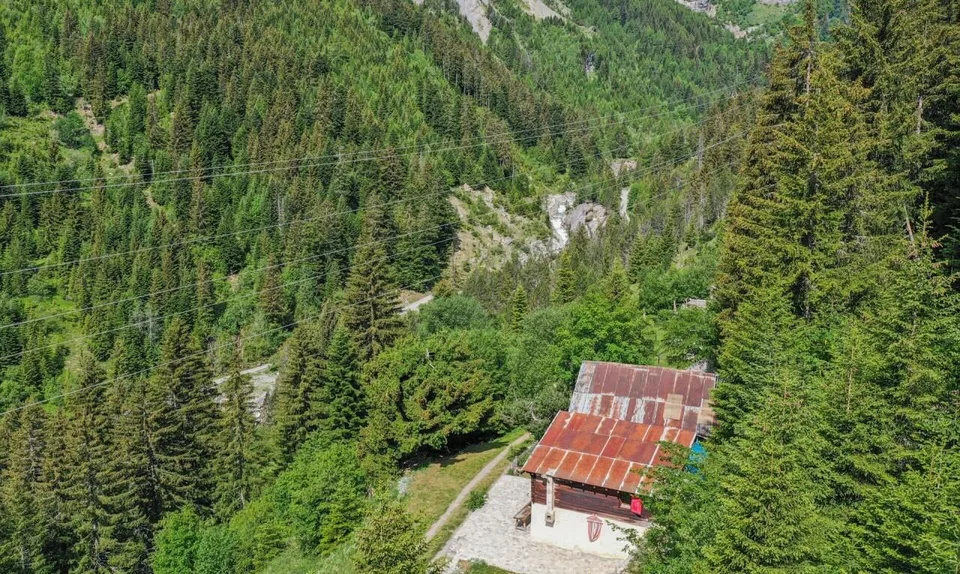Mayen rénové le long d'un chemin privé Savièse/Sanetsch facile d'accès