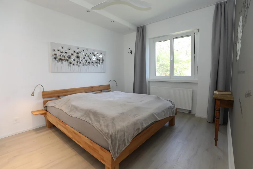 Moderne 2.5-Zimmer-Dachwohnung mit Traumblick in Orselina – Foto 9 von 16