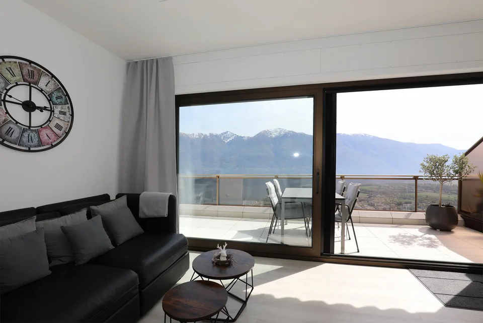 Appartement mansardé moderne 2.5 pièces avec vue de rêve à Orselina