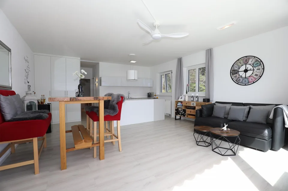Moderne 2.5-Zimmer-Dachwohnung mit Traumblick in Orselina – Foto 6 von 16