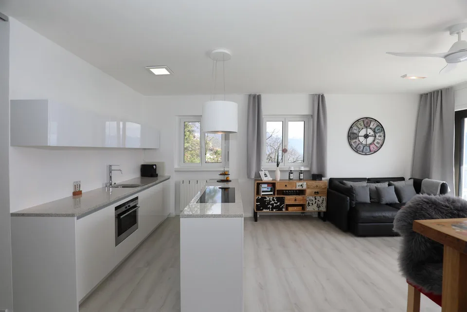 Moderne 2.5-Zimmer-Dachwohnung mit Traumblick in Orselina – Foto 8 von 16