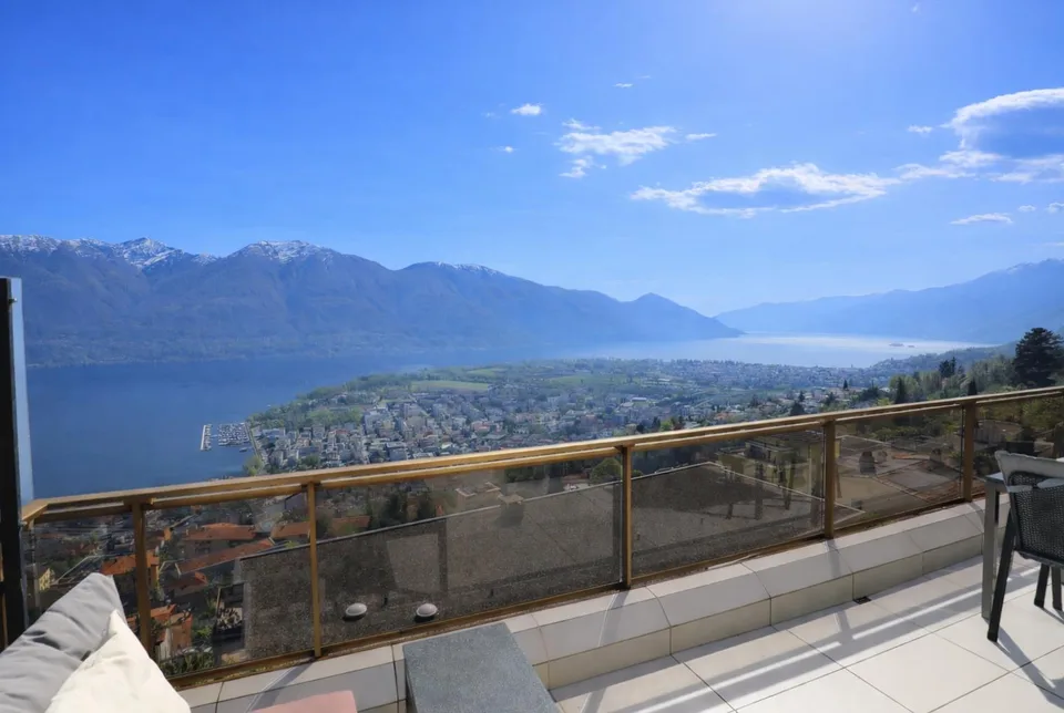 Appartement mansardé moderne 2.5 pièces avec vue de rêve à Orselina