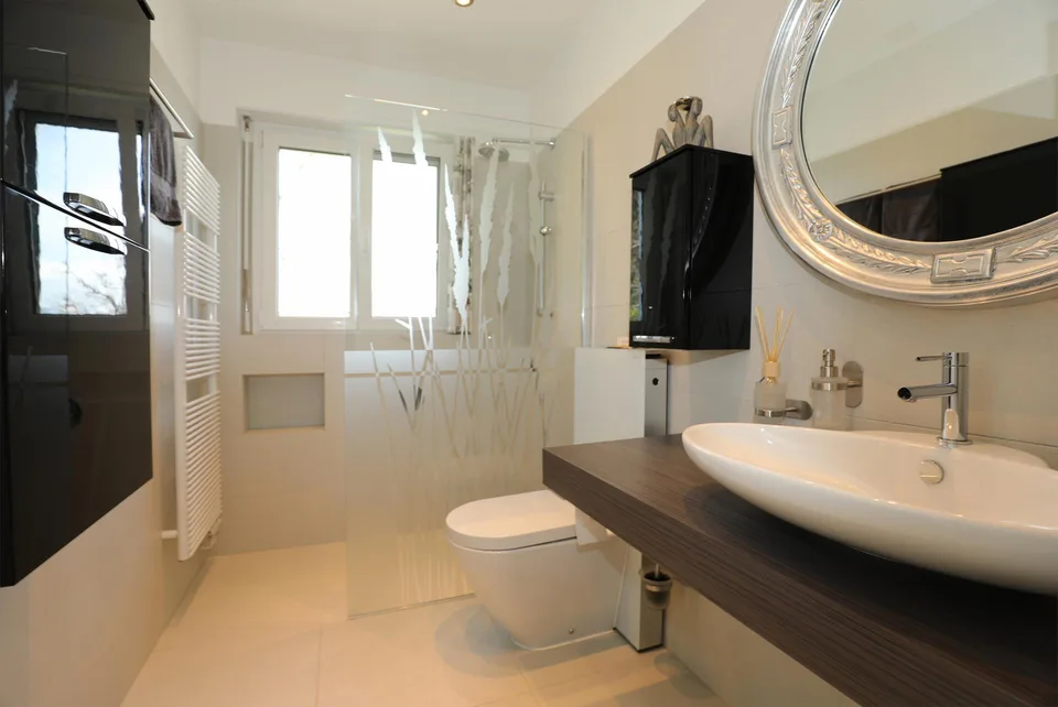 Moderne 2.5-Zimmer-Dachwohnung mit Traumblick in Orselina – Foto 11 von 16