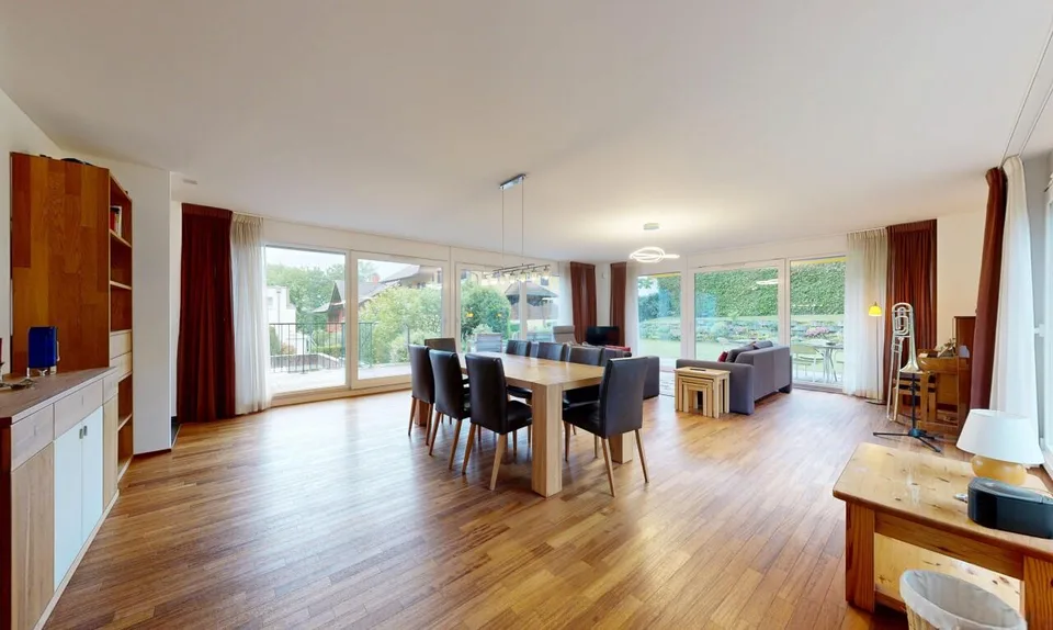 Elegantes Doppelhaus mit Garten am Stadtrand von Morges