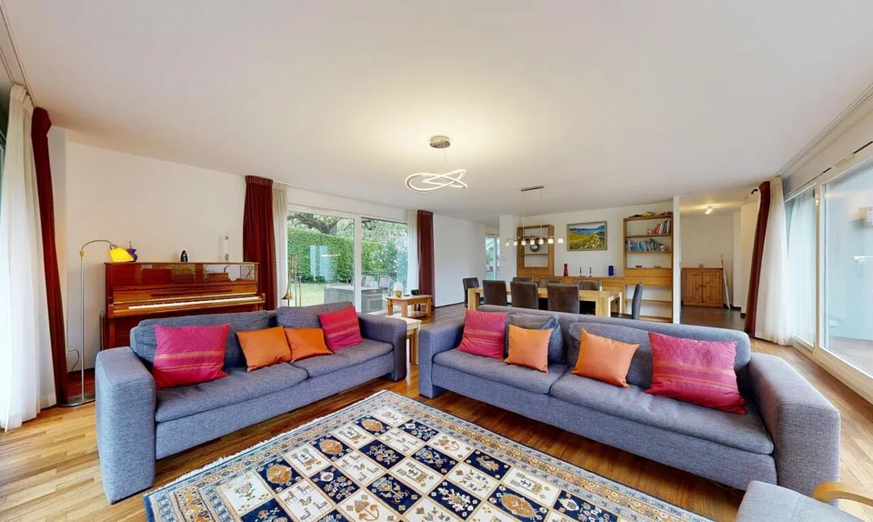 Elegantes Doppelhaus mit Garten am Stadtrand von Morges