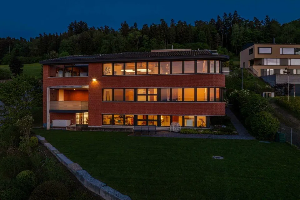 Abitare di lusso con vista lago: Casa unifamiliare spaziosa in posizione privilegiata
