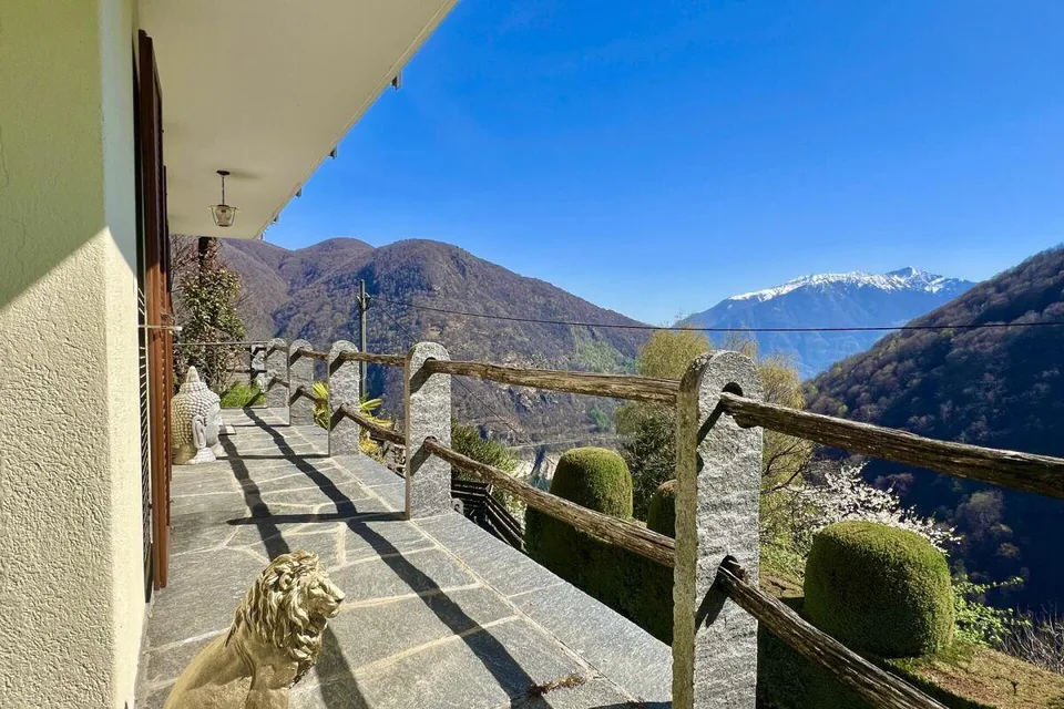 RESERVIERT !!! "Casa Felicità", ganzjährige Sonnenlage, schöner Garten, eigener Weinberg, 4 Parkplätze und moderner Lift – Foto 30 von 30